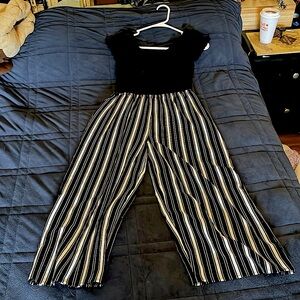 Size large black top stripped pants romper. Fits more like a medium!